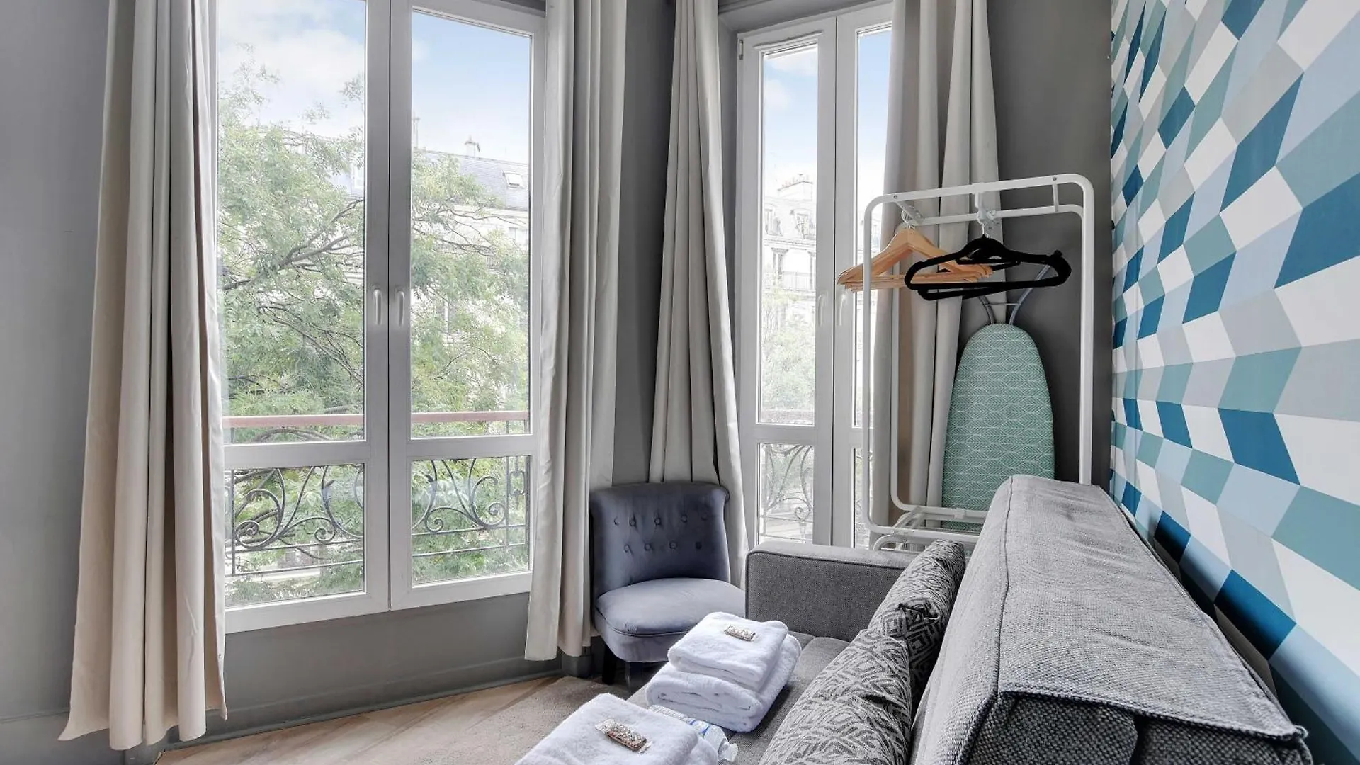 Luminous Studio At Gare De L Est Paris 0*,  France